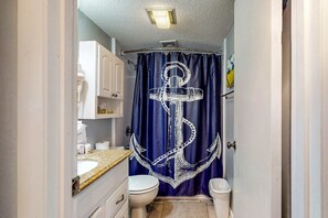Douche, sèche-cheveux, serviettes fournies