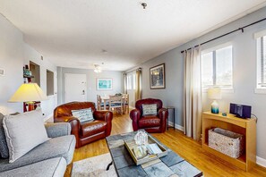 TV, fireplace, offices - Updated coastal villa with pools, athletic courts, gym, smart TVs, AC, & W/D (Hilton Head)
