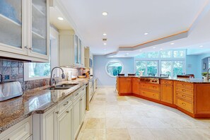 Fridge, microwave, oven, stovetop - Spacious, Renovated House with Private Spa and Private Pool (Hilton Head)