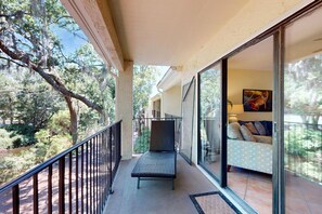 Property grounds - Perfectly Located Family Condo w/Shared Pool, Central AC, Private W/D, Free WiFi (Hilton Head)