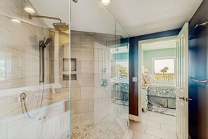 Shower, towels - A spacious condo with community pool, hot tub, and oceanfront views (Hilton Head)