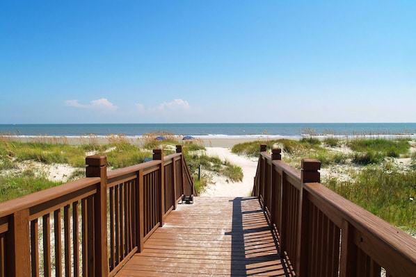 Beach nearby - A spacious condo with community pool, hot tub, and oceanfront views (Hilton Head)