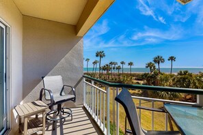 Property grounds - A spacious condo with community pool, hot tub, and oceanfront views (Hilton Head)