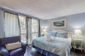 WiFi, bed sheets - Desirable location with 2 Pools, Walk to Exclusive Beach Cabana (Hilton Head)