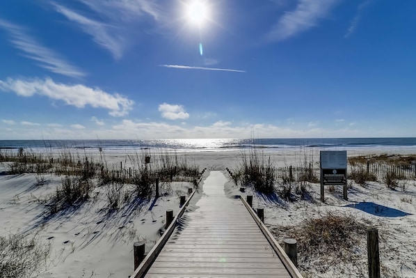 Beach nearby - Desirable location with 2 Pools, Walk to Exclusive Beach Cabana (Hilton Head)
