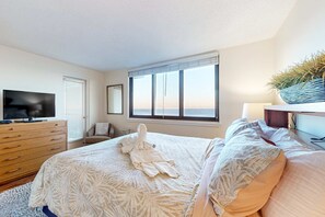 Iron/ironing board, WiFi, bed sheets, wheelchair access - Oceanfront Villa with Ocean Views, Shared Pool/Hot Tub, and More - Walk to Beach (Hilton Head)