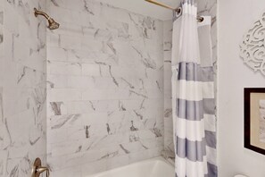 Douche, serviettes fournies