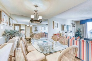 Dining - Spacious villa with pool, hot tub, playground & cute decor - steps from beach (Hilton Head)