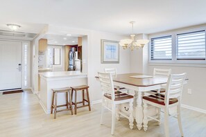 Dining - Quiet Hilton Head Getaway with WiFi, Pool, Hot Tub, & Ocean View (Hilton Head)