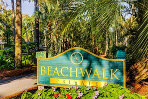 Property grounds - Lagoon-View Condo with Private Deck, Shared Pool & Easy Beach Access (Hilton Head)