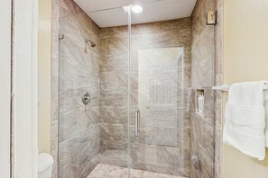Shower, towels - Family-Friendly Townhome with Shared Pool, Golf Course Views, and Beach Access (Hilton Head)