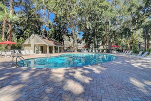 Pool - Family-Friendly Townhome with Shared Pool, Golf Course Views, and Beach Access (Hilton Head)