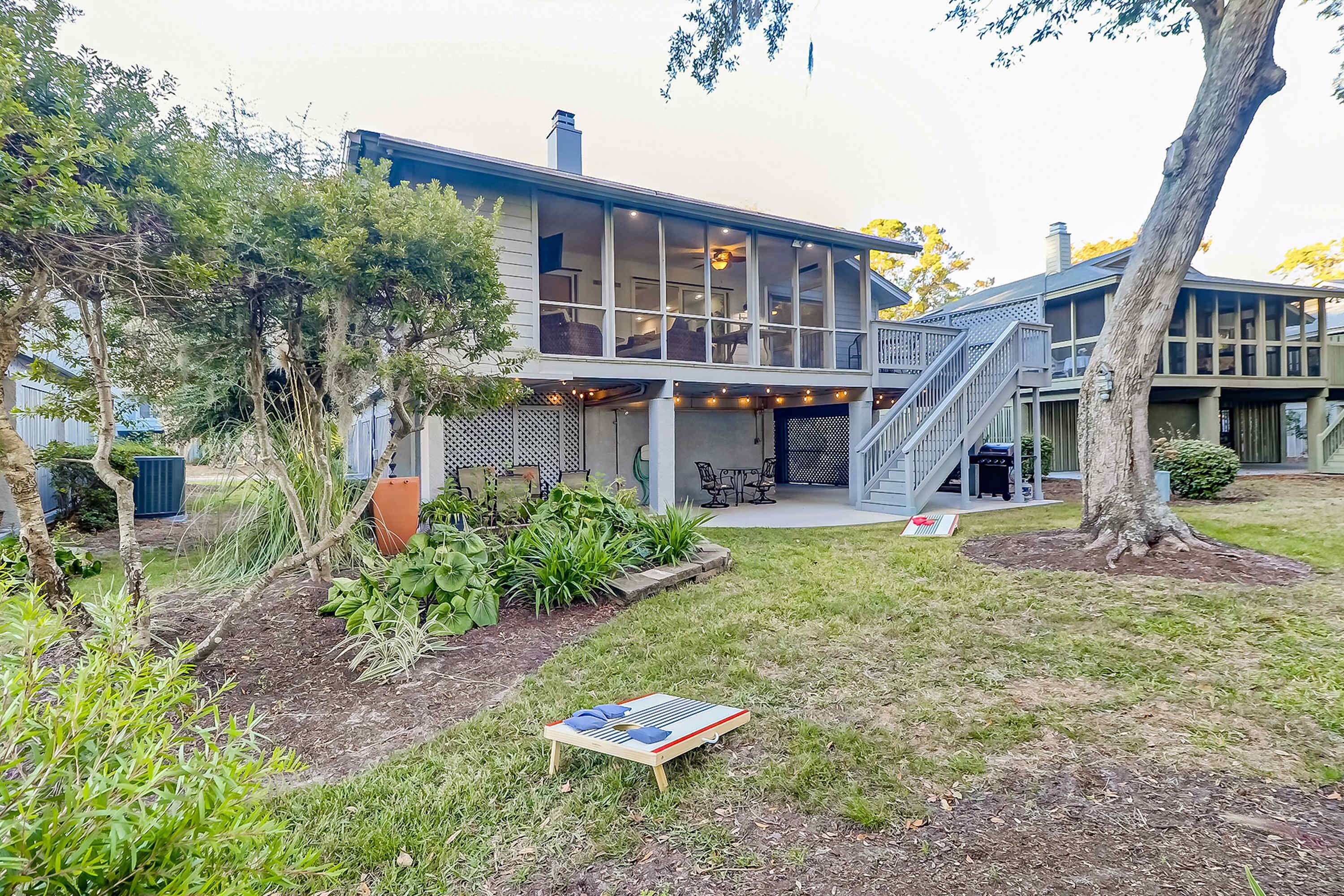 Een modern huis met een ruim terras, een trap en een tuin.