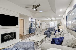 TV, offices - Enchanting beach/golf retreat with pool, screened porch & amazing views (Hilton Head)