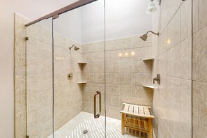 Een douche, handdoeken