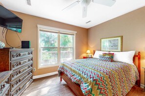 Iron/ironing board, WiFi, bed sheets - Walk to the Beach & Bike Path Shaded Home w/ Large Deck, WiFi, AC & Laundry (Edisto Beach)