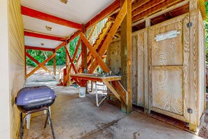 Terrace/patio - Walk to the Beach & Bike Path Shaded Home w/ Large Deck, WiFi, AC & Laundry (Edisto Beach)