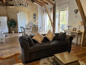 Una televisión, una chimenea, una mesa de tenis de mesa