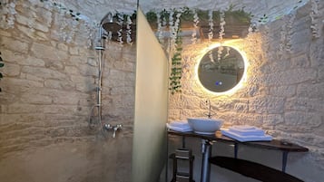 Een douche, een haardroger, handdoeken