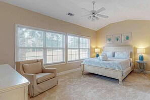 Iron/ironing board, WiFi, bed sheets - Bright, comfortable villa near beach with pool access - 7-night summer stays (Hilton Head)