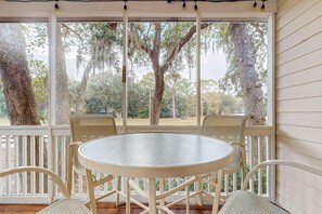 Dining - Bright, comfortable villa near beach with pool access - 7-night summer stays (Hilton Head)