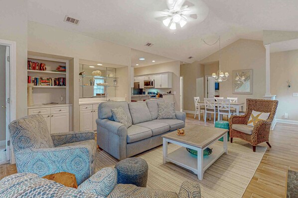 TV, fireplace, DVD player, offices - Bright, comfortable villa near beach with pool access - 7-night summer stays (Hilton Head)