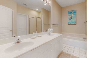 Shower, towels - Bright, comfortable villa near beach with pool access - 7-night summer stays (Hilton Head)