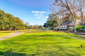 Property grounds - Bright, comfortable villa near beach with pool access - 7-night summer stays (Hilton Head)