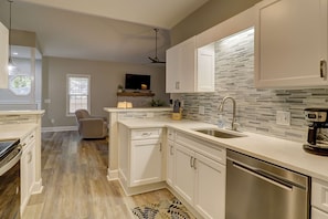 Fridge, microwave, oven, stovetop - Spacious & elegant family condo with pool, free WiFi, AC, washer/dryer, & patio (Hilton Head)