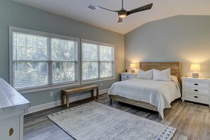 Iron/ironing board, WiFi, bed sheets - Spacious & elegant family condo with pool, free WiFi, AC, washer/dryer, & patio (Hilton Head)
