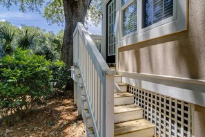 Property grounds - Spacious & elegant family condo with pool, free WiFi, AC, washer/dryer, & patio (Hilton Head)