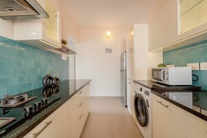 Apartamento, 2 habitaciones, vistas al río | Cocina privada | Hervidor eléctrico y mesa de comedor