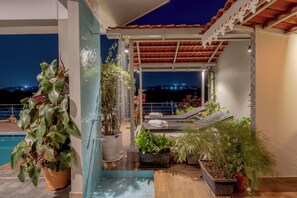Una piscina al aire libre