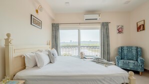 Căn hộ, 2 phòng ngủ, quang cảnh sông | Két bảo mật tại phòng, bàn, khu vực làm việc phù hợp cho laptop 