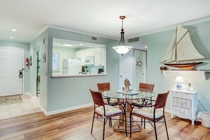 Dining - Fantastic Vacation Condo Close to Beach w/Free WiFi, AC, W/D, Shared Pool/Tennis (Hilton Head)