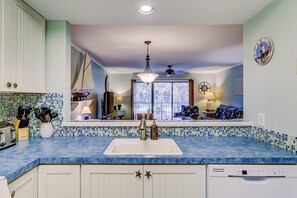 Interior - Fantastic Vacation Condo Close to Beach w/Free WiFi, AC, W/D, Shared Pool/Tennis (Hilton Head)