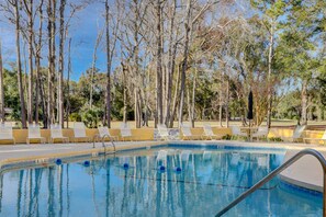 Pool - Fantastic Vacation Condo Close to Beach w/Free WiFi, AC, W/D, Shared Pool/Tennis (Hilton Head)