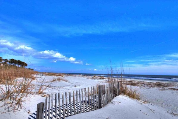 Beach nearby - Fantastic Vacation Condo Close to Beach w/Free WiFi, AC, W/D, Shared Pool/Tennis (Hilton Head)