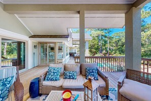 Terrace/patio - Spacious family-friendly home with private pool, hot tub, WiFi & AC near the beach (Hilton Head)