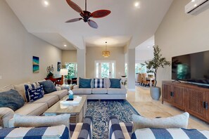 TV, fireplace, DVD player - Spacious family-friendly home with private pool, hot tub, WiFi & AC near the beach (Hilton Head)