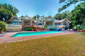 Pool - Spacious family-friendly home with private pool, hot tub, WiFi & AC near the beach (Hilton Head)