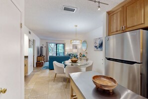 Interior - Adorable 1st Floor Condo- On-site pool, tennis, pickle-ball, near beach (Hilton Head)