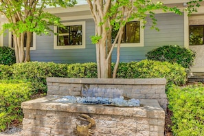 Property grounds - Adorable 1st Floor Condo- On-site pool, tennis, pickle-ball, near beach (Hilton Head)