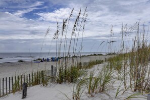 Beach nearby - George Fazio Golf Course front condo w/ beach access & on-site pool and tennis (Hilton Head)
