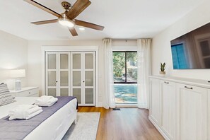 Tabla de planchar con plancha, wifi, ropa de cama