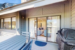 Outdoor dining - George Fazio Golf Course front condo w/ beach access & on-site pool and tennis (Hilton Head)