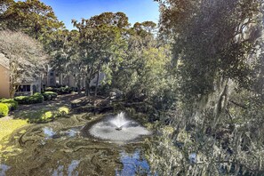 Property grounds - Welcoming condo w/ pool, near beach & shopping + balcony overlooking the lagoon (Hilton Head)