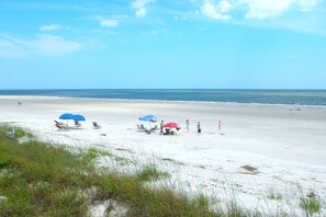 Beach nearby - Welcoming condo w/ pool, near beach & shopping + balcony overlooking the lagoon (Hilton Head)
