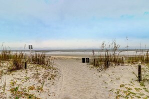 On the beach - Relaxing ocean-view condo with on-site pool, private balcony & central AC (Hilton Head)