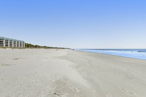 On the beach - Direct Ocean View Condo with balcony, pools, tennis, pickleball (Hilton Head)